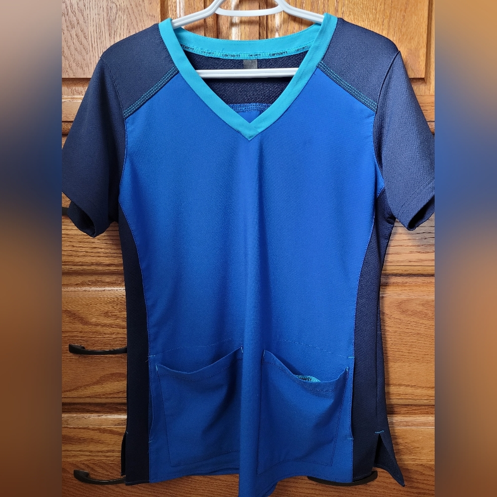Carhartt scrub top
